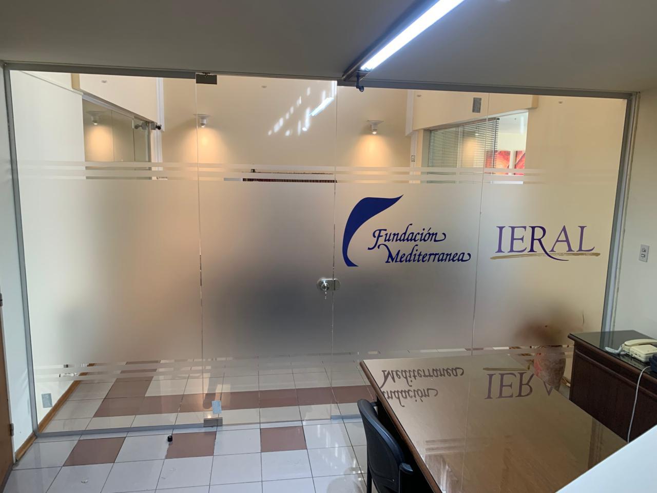 Aplicación de identidad en vidrios de oficina
