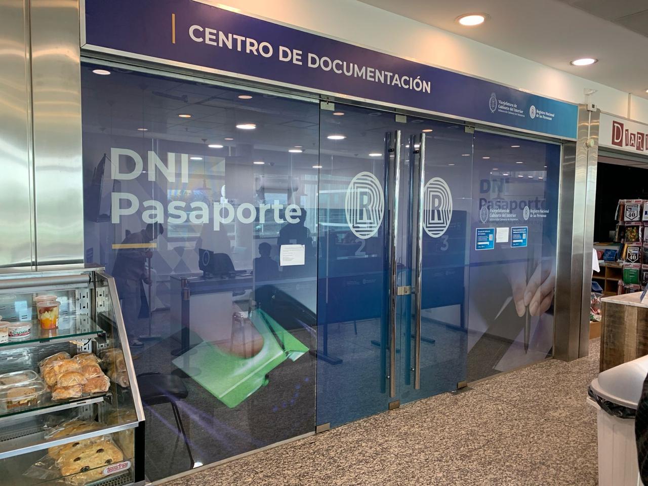 Puertas vidriadas con gráfica institucional