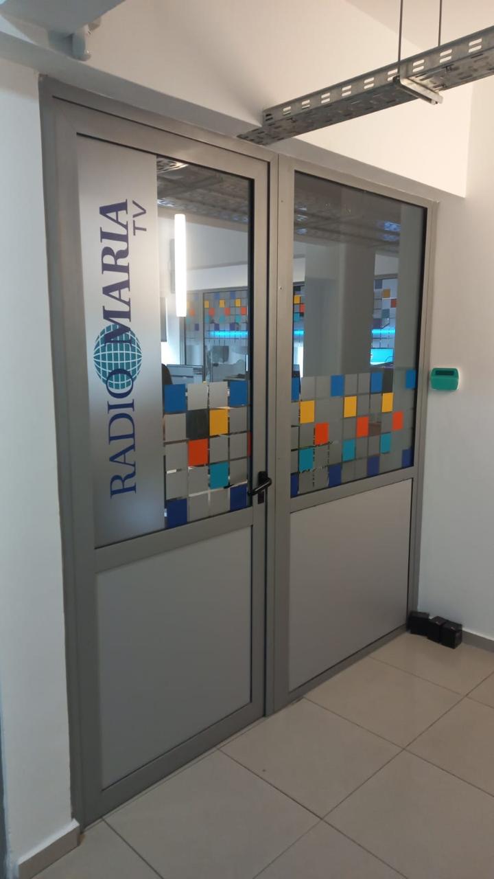Puertas vidriadas con logotipo institucional