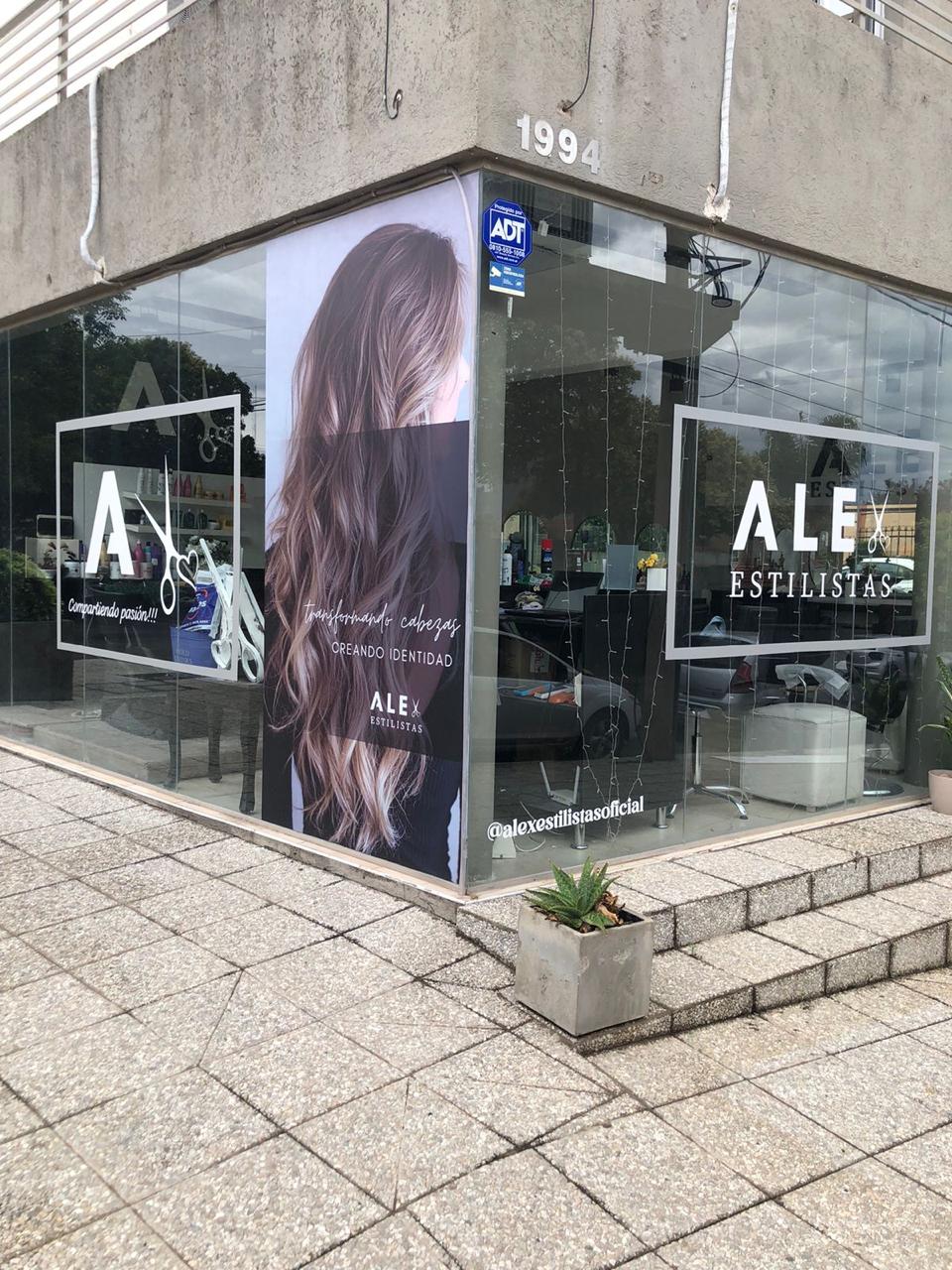 Vidriera de salón de estética con gráfica de marca