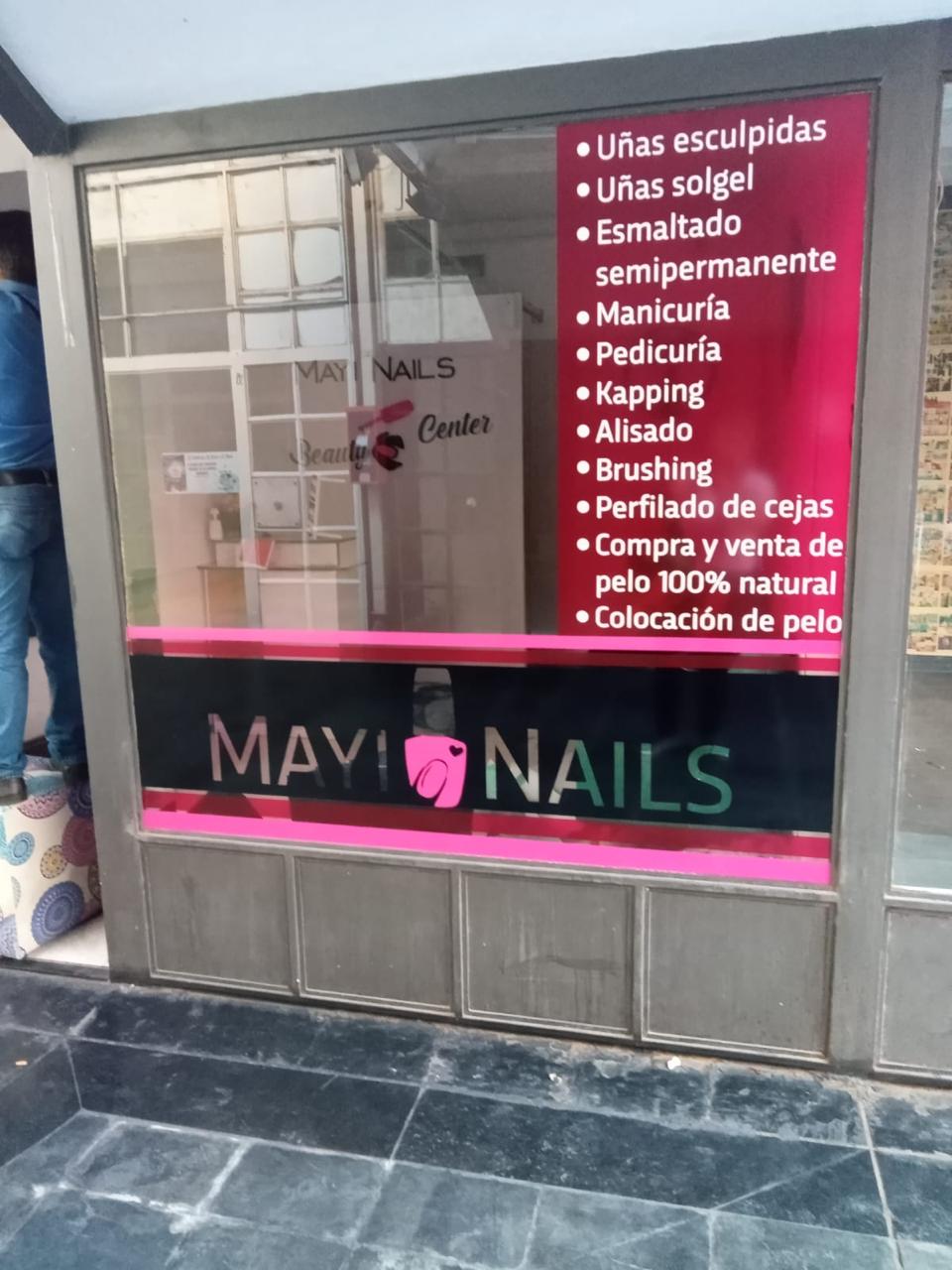 Vidriera de centro de estética con vinilos impresos