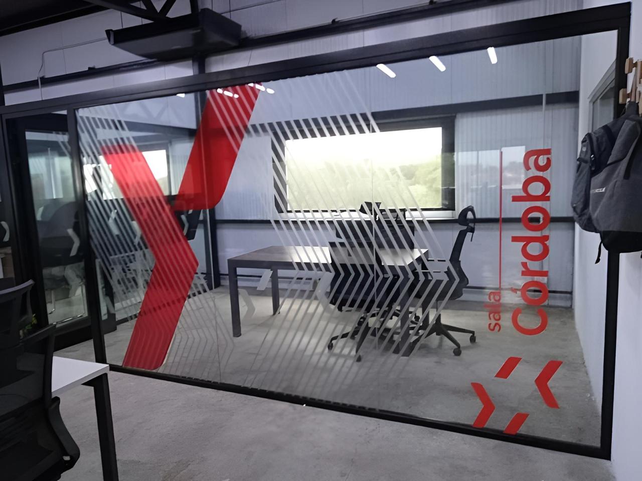 Ploteo de sala de reuniones con identidad corporativa