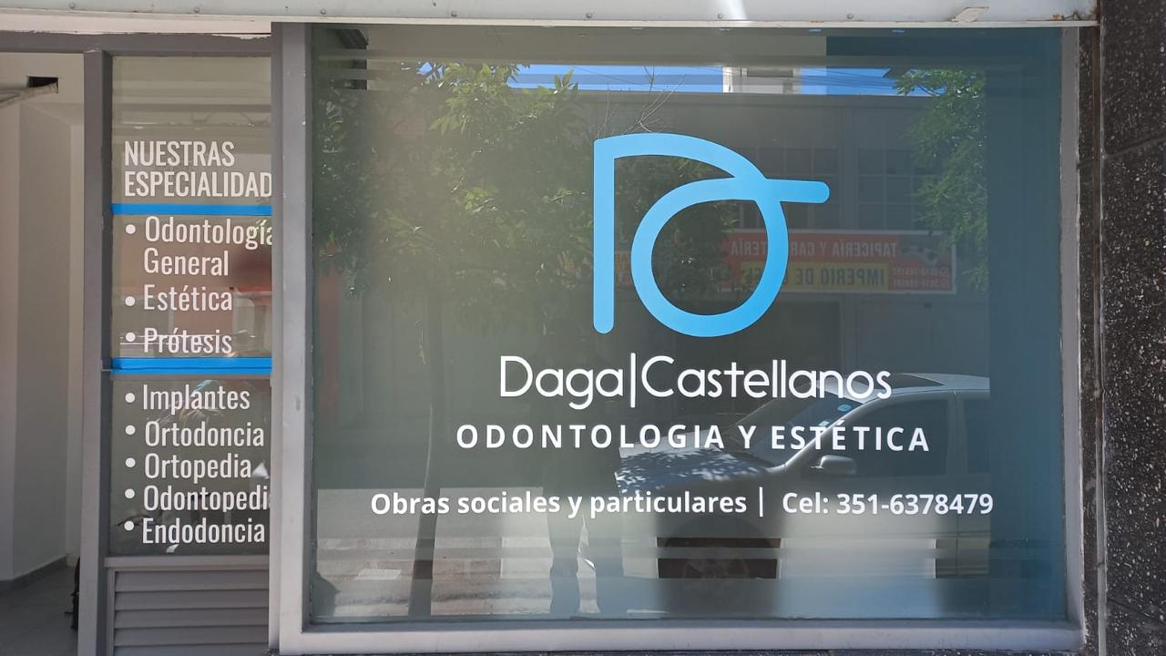 Vidriera de consultorio odontológico con identidad de marca