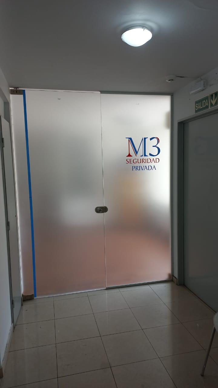 Puerta esmerilada con logo institucional