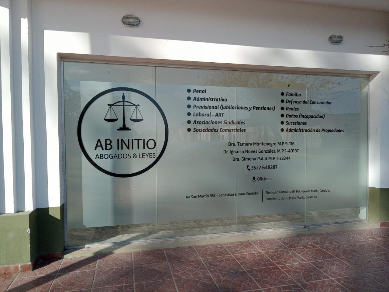 Vidriera de estudio jurídico con esmerilado y servicios